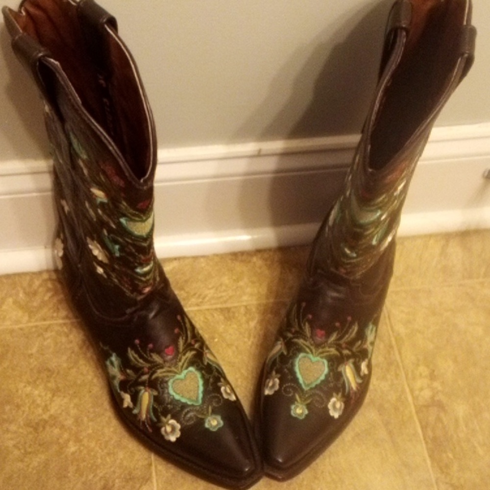 EUC Embroidery Cowgirl Soto Boots